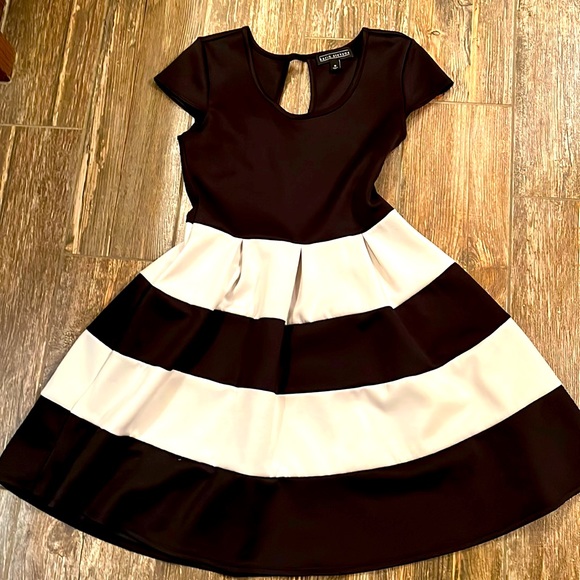 karin stevens Dresses & Skirts - Karin Stevens Adorable black and white dress
